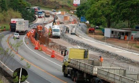 Obras de modernização de ponte em Queluz tem faixa interditada na Dutra