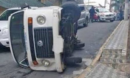 Kombi da Prefeitura de Aparecida tomba no centro da cidade: motorista sem habilitação