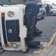 Kombi da Prefeitura de Aparecida tomba no centro da cidade: motorista sem habilitação