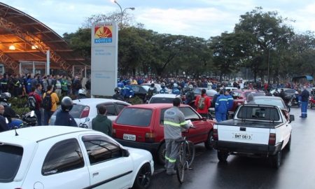 Funcionários da empresa Novelis protestam contra morte de colaborador em Pindamonhangaba
