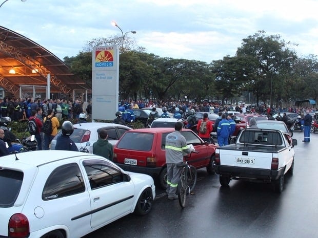 Funcionários da empresa Novelis protestam contra morte de colaborador em Pindamonhangaba