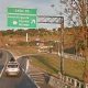 NovaDutra implantará sinalização especial com placas e faixas para alertar os usuários sobre as mudanças no trânsito, na altura do acesso Guaratinguetá - Cunha