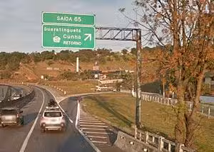 NovaDutra implantará sinalização especial com placas e faixas para alertar os usuários sobre as mudanças no trânsito, na altura do acesso Guaratinguetá - Cunha