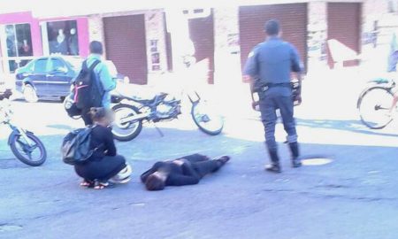 Mulher de moto é atropelada no centro de Cruzeiro neste sábado (18/06)