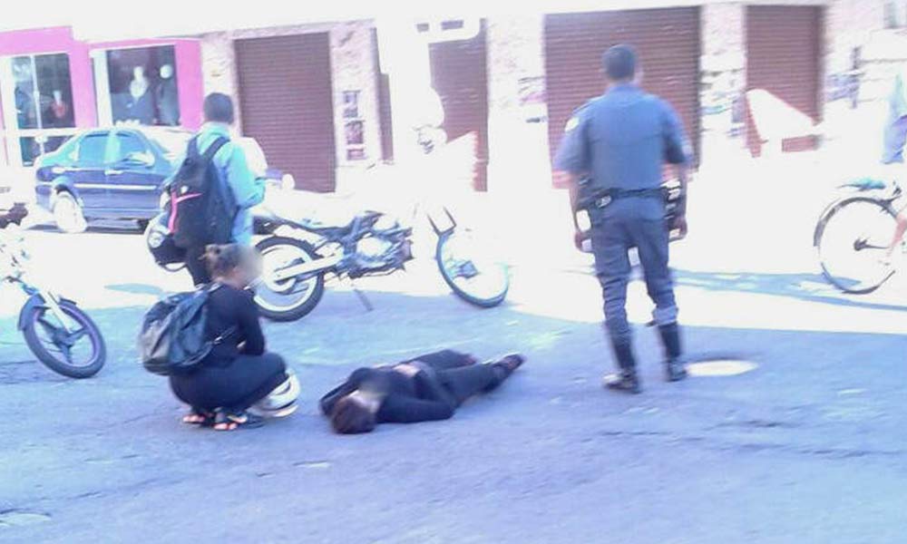 Mulher de moto é atropelada no centro de Cruzeiro neste sábado (18/06)