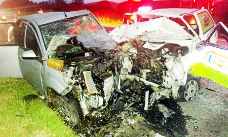 Dois carros batem de frente na estrada Cachoeira Paulista/Piquete; motorista gravemente ferido