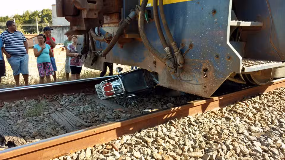 Acidente entre moto e trem em Cruzeiro neste domingo (24/07)