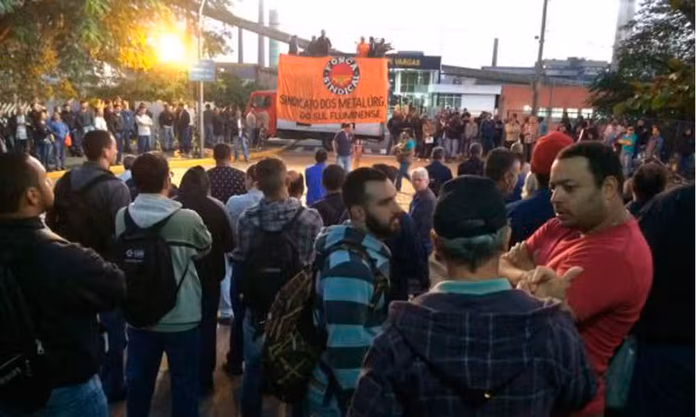 Sindicato dos Metalúrgicos se manifesta na frente da CSN em Volta Redonda/RJ