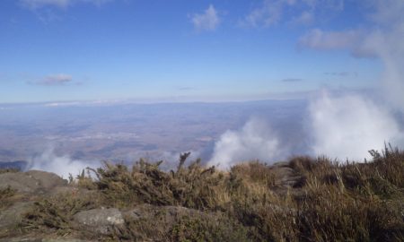 Cerca de 30 turistas são resgatados no Pico dos Marins; incêndio controlado nesta manhã