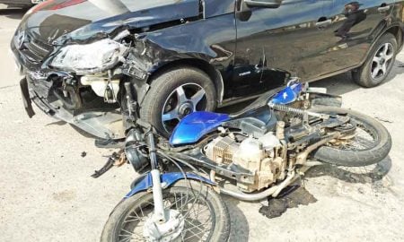 Acidente de carro e moto na Rua Ipiranga em Cruzeiro
