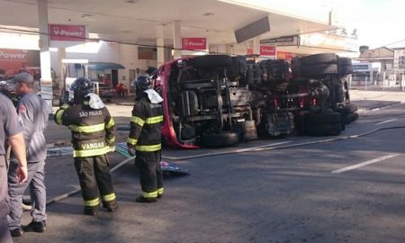 Caminhão dos bombeiros tomba e dois ficam feridos em São José dos Campos