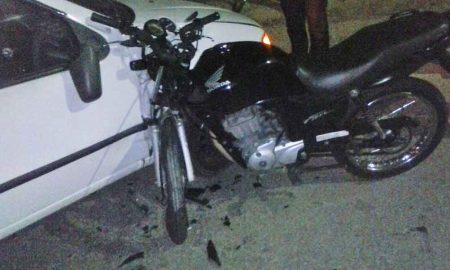 Acidente entre carro e moto no KM4 em Cruzeiro
