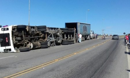 Caminhão carregado com cerveja tomba em Jacareí