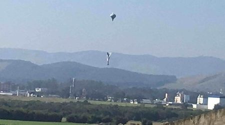 Balão sobrevoa Guaratinguetá e cai em plantação de arroz