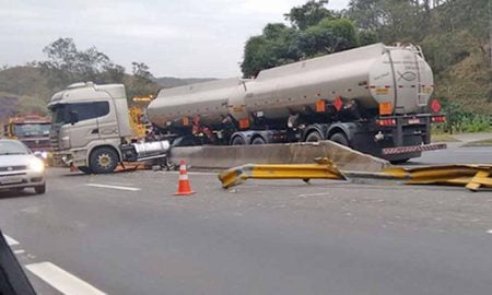 Carreta bate em murreta da Via Dutra e causa lentidão nesta manhã em Barra Mansa