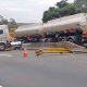 Carreta bate em murreta da Via Dutra e causa lentidão nesta manhã em Barra Mansa