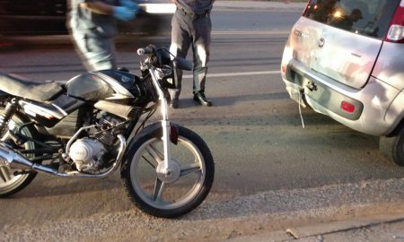 Acidente entre carro e moto em frente ao Mata Atlântica neste sábado 