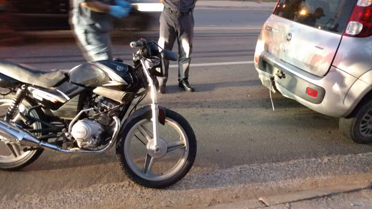 Acidente entre carro e moto em frente ao Mata Atlântica neste sábado