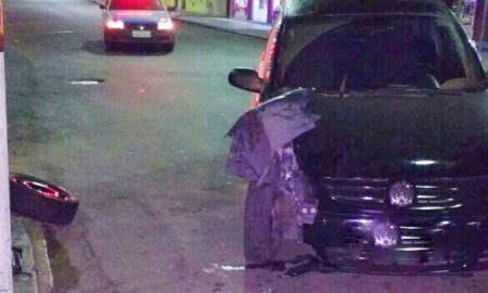 Carro bate em poste no centro de Cruzeiro neste domingo (10/07)
