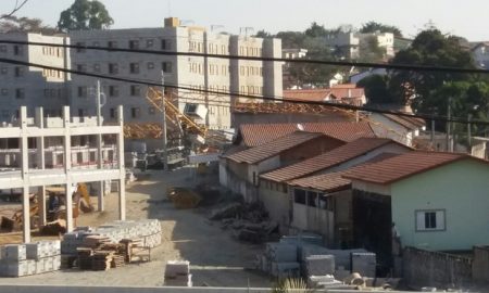 Guindaste cai sobre casa em São José dos Campos