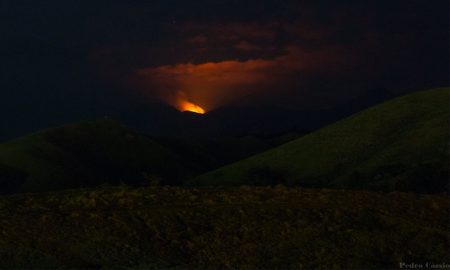 Foto registrada em Cruzeiro flagra incêndio neste momento no Pico dos Marins em Piquete