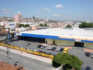 Supermercado fecha e demite 83 em Pindamonhangaba/SP