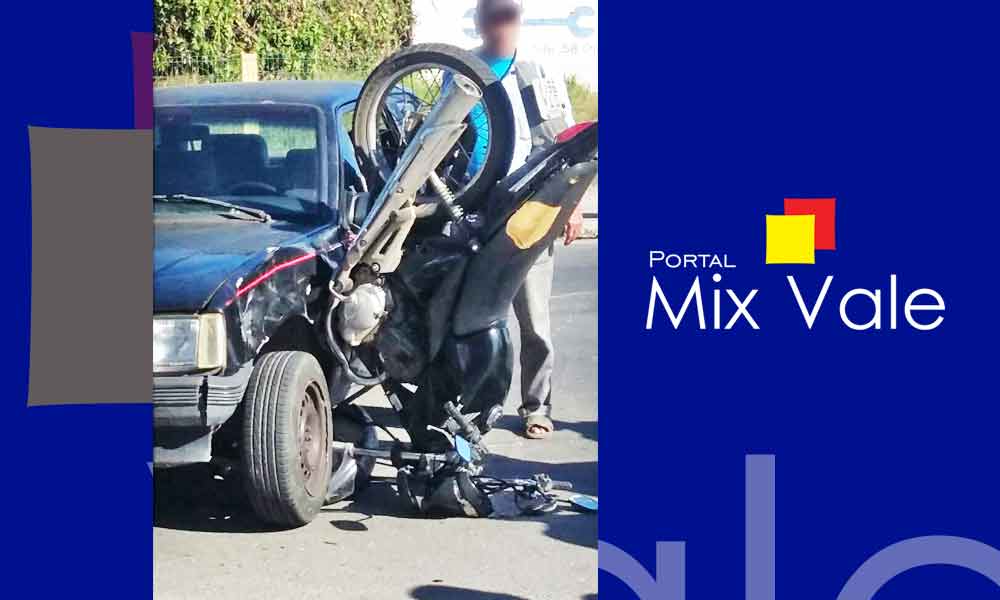 Acidente entre carro e moto na Rodovia Cruzeiro/Lavrinhas