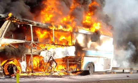 Ônibus pega fogo na Via Dutra em Resende/RJ