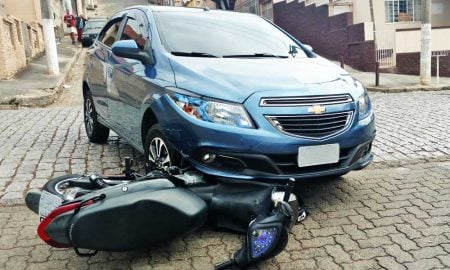 Acidente entre moto e carro na Rua 7 em Cruzeiro