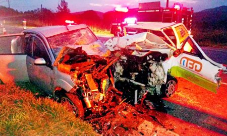 Dois carros batem de frente na estrada Cachoeira Paulista/Piquete; motorista gravemente ferido