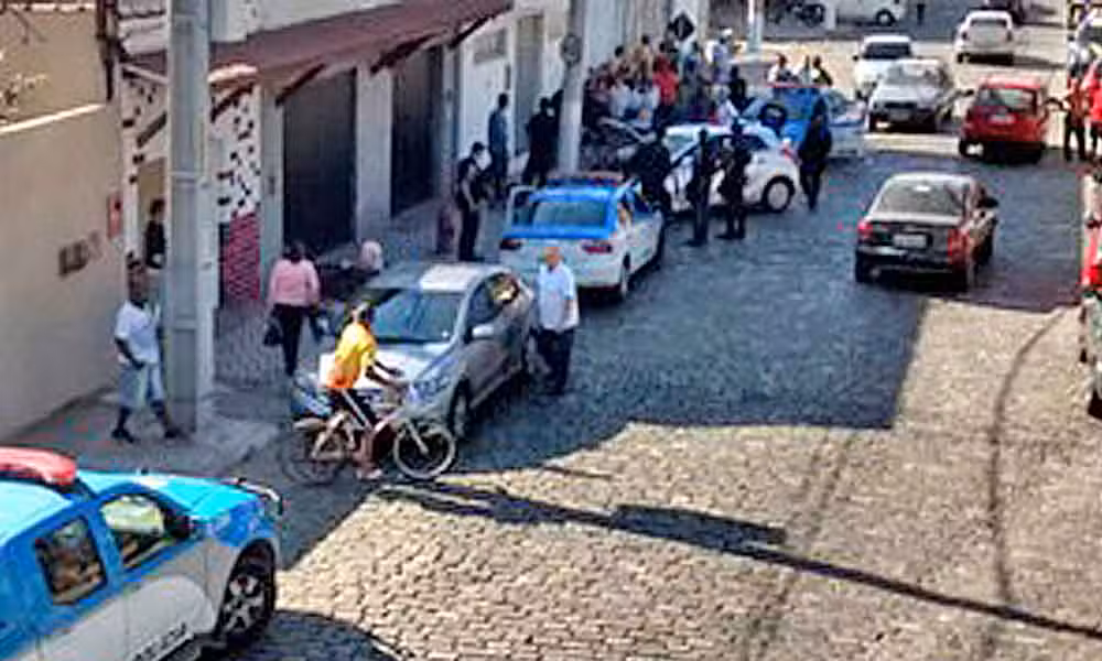 Em Resende/RJ, motorista é preso após fugir da PM e da PRF