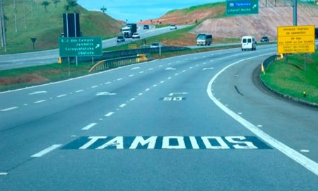 Colisão entre moto e caminhão deixa um morto na Rodovia dos Tamoios em São José dos Campos