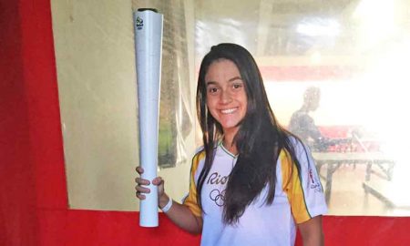 Cruzeirense Victoria Izidro carrega a Tocha Olímpica em Suzano