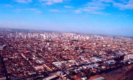 Ladrões roubam carga de cigarros e fazem motorista refém em Volta Redonda/RJ