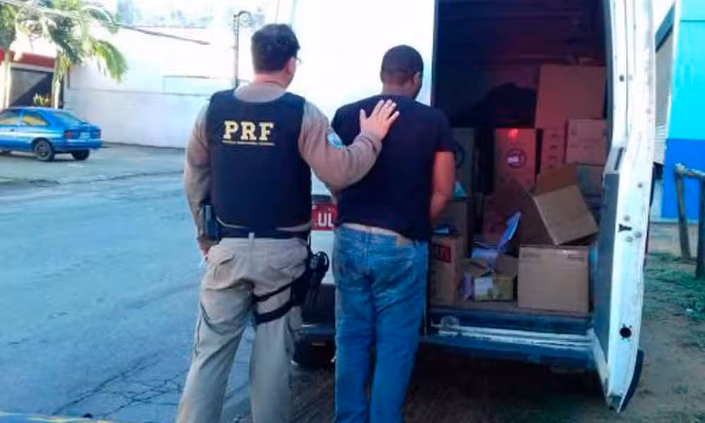 Homem é preso na Via Dutra após roubar carga de cigarros em Volta Redonda/RJ