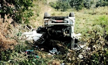 Dois homens morrem após acidente de caminhão em Silveiras; colidiu com uma árvore