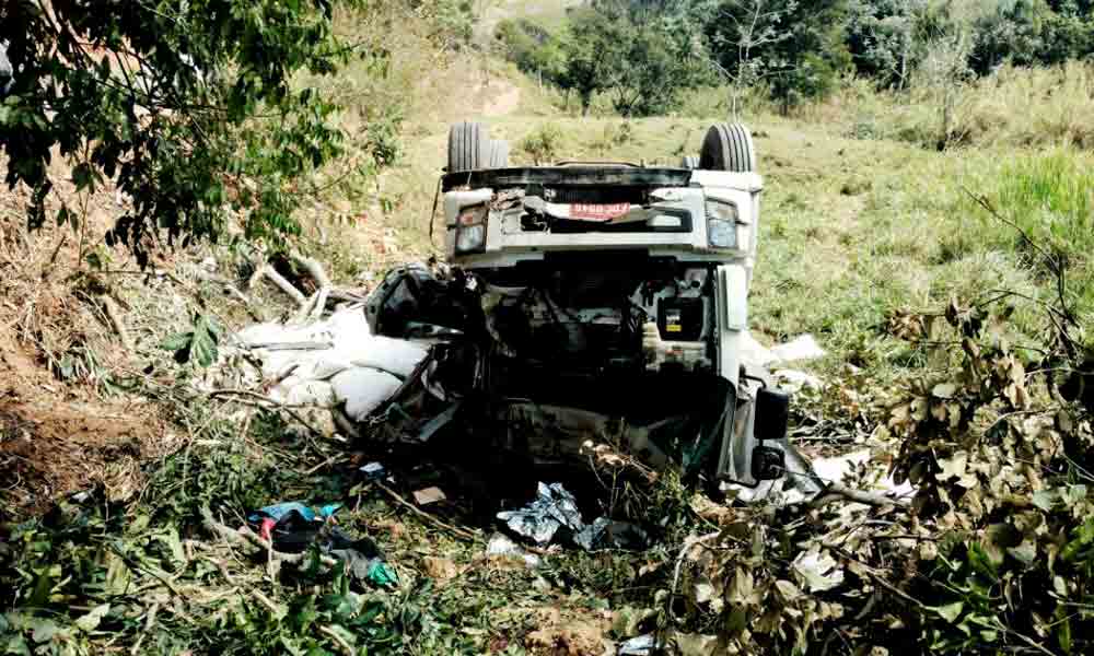 Dois homens morrem após acidente de caminhão em Silveiras; colidiu com uma árvore