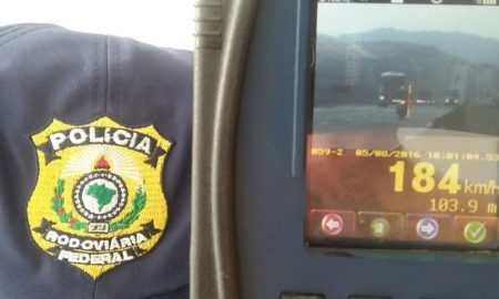 PRF flagra moto a 184 km/h na Dutra em Resende/RJ