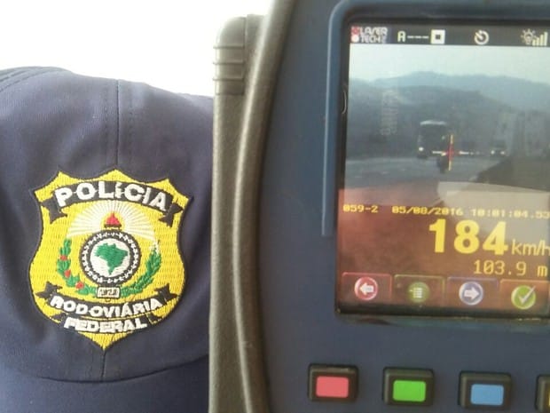 PRF flagra moto a 184 km/h na Dutra em Resende/RJ