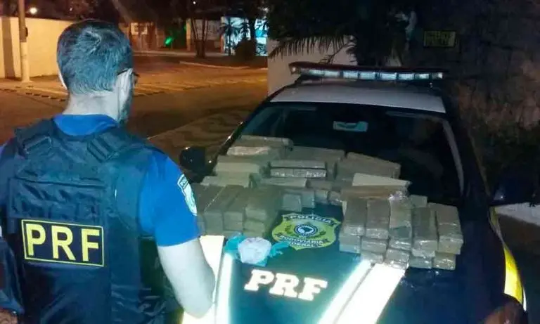 PRF apreende 79 tabletes de maconha na Dutra em Arujá que seriam levados para Guaratinguetá