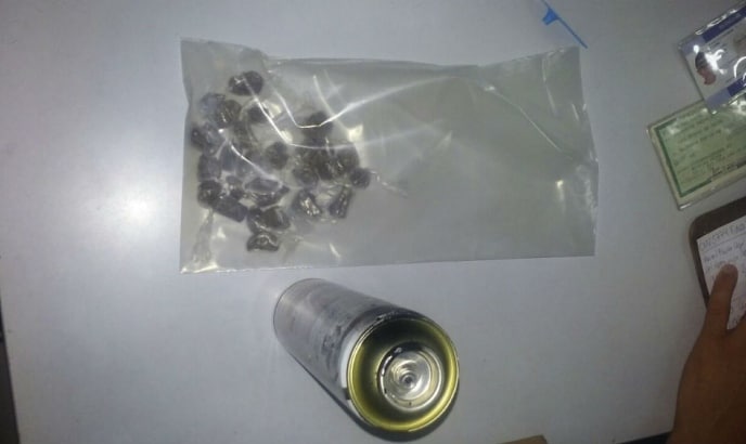 Adolescente de 17 anos é apreendido com droga ao pichar muro em Pindamonhangaba