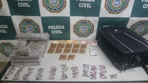 Jovem de 17 anos é apreendida em rodoviária de Resende com drogas e munições