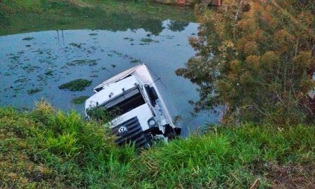 Motorista morre em Queluz; caminhão caiu em rio na Via Dutra