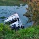 Motorista morre em Queluz; caminhão caiu em rio na Via Dutra