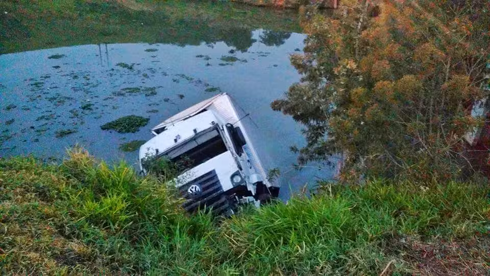 Motorista morre em Queluz; caminhão caiu em rio na Via Dutra