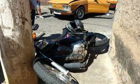Acidente entre moto e carro na Vila Canevari em Cruzeiro