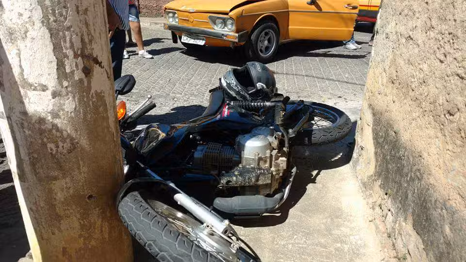 Acidente entre moto e carro na Vila Canevari em Cruzeiro
