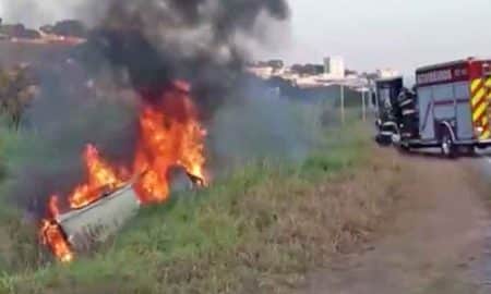 Carro pega fogo após capotar em São José dos Campos