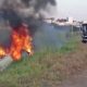 Carro pega fogo após capotar em São José dos Campos