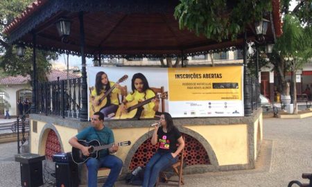 Professores do projeto Guri de São José do barreiro cantam em Praça para atrair inscrições